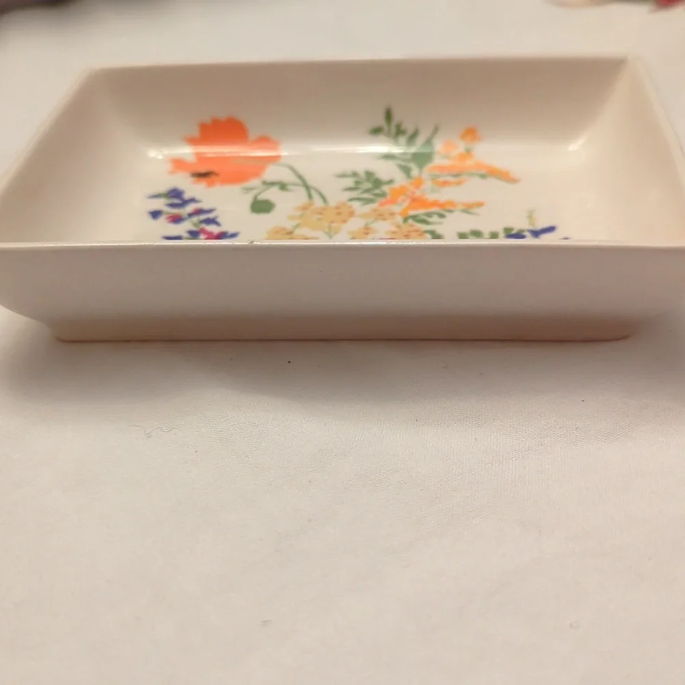 Elizabeth Arden dish